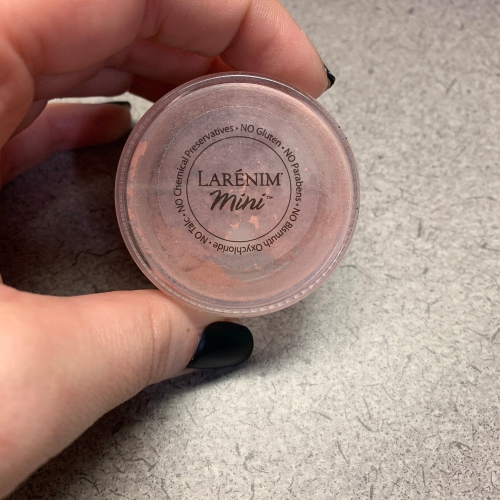 Larenim Mineral Powder Blush - Blanket of Flower